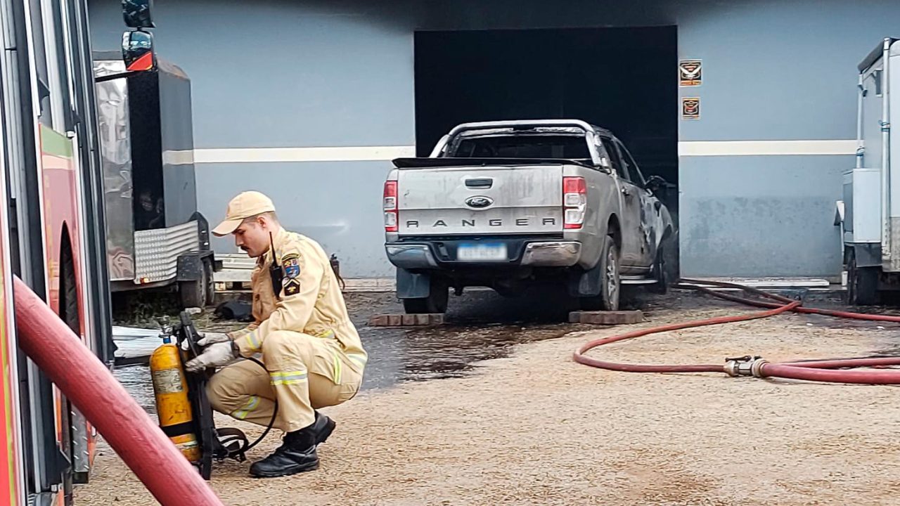 incendio-destroi-carros-oficina-mecanica-umbara-2