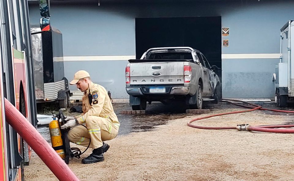 incendio-destroi-carros-oficina-mecanica-umbara-2
