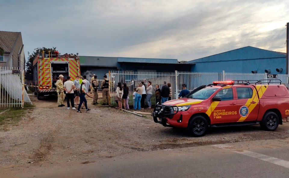 incendio-destroi-carros-oficina-mecanica-umbara