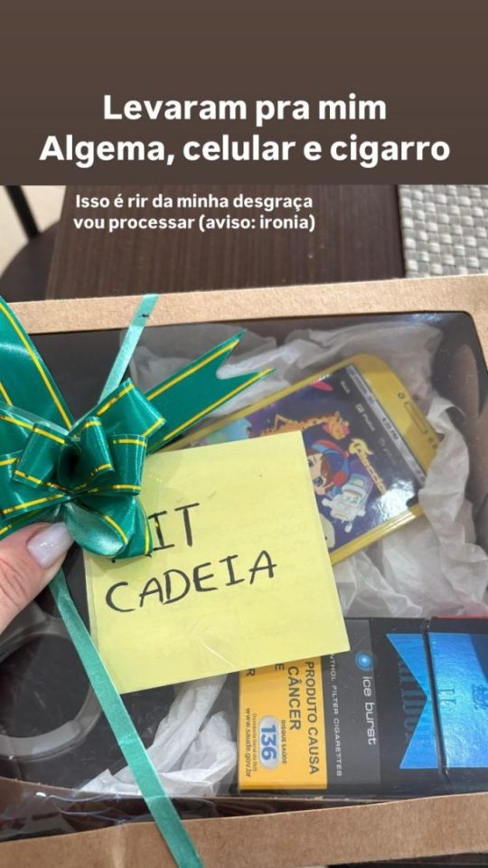 leo-lins-foi-presenteado-por-amigos-com-um-kit-cadeia-1749481532050_v2_750x1