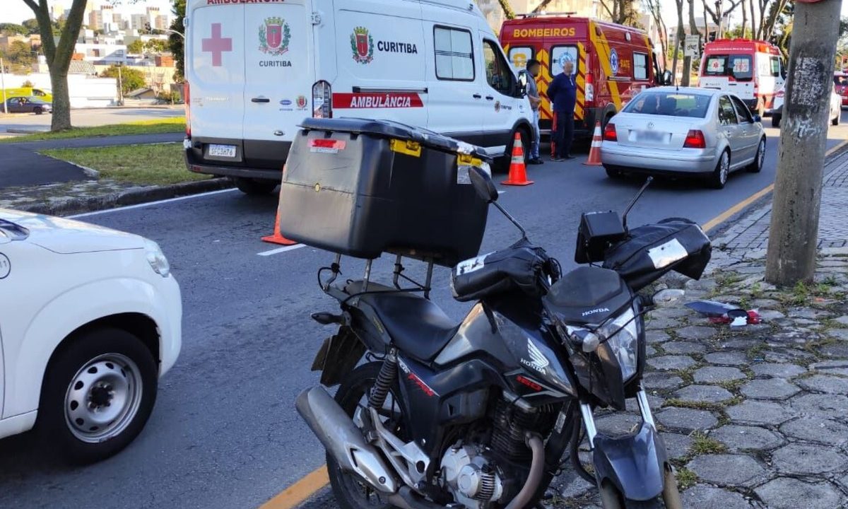 motociclista-bate-traseira-ambulancia-portao