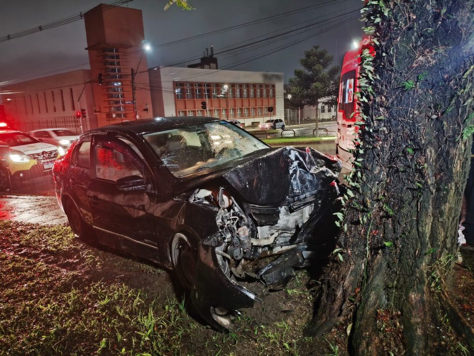 Motorista com supostos sinais de embriaguez bate em moto e é espancado por testemunhas no Pinheirinho