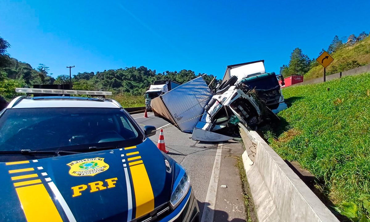 motorista-morre-acidente-carretas-br-116-campina-grande-do-sul-prf
