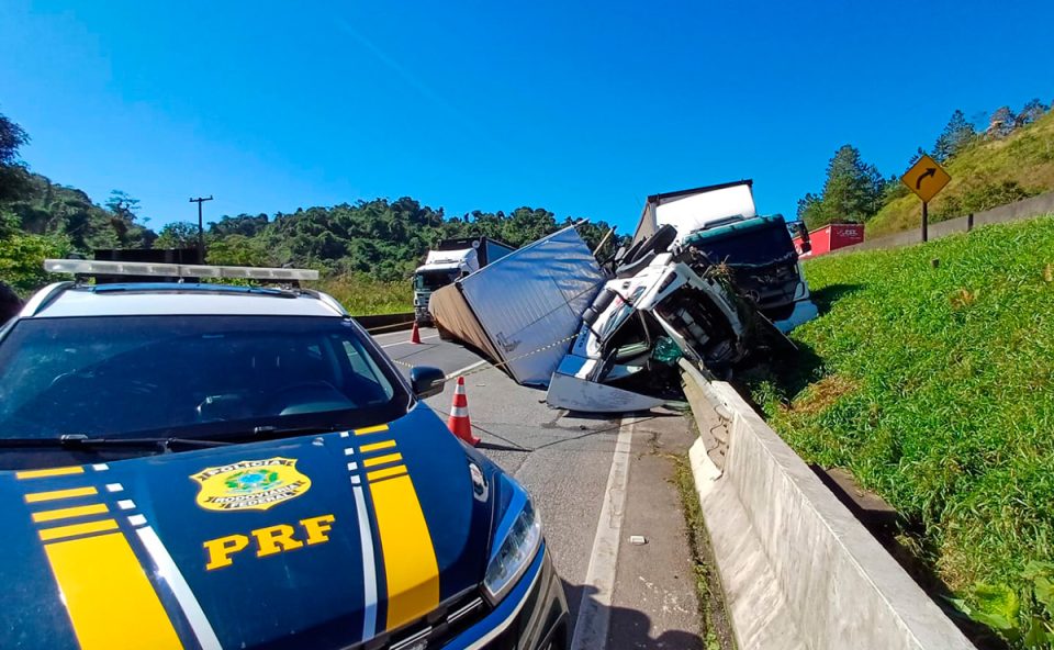 motorista-morre-acidente-carretas-br-116-campina-grande-do-sul-prf