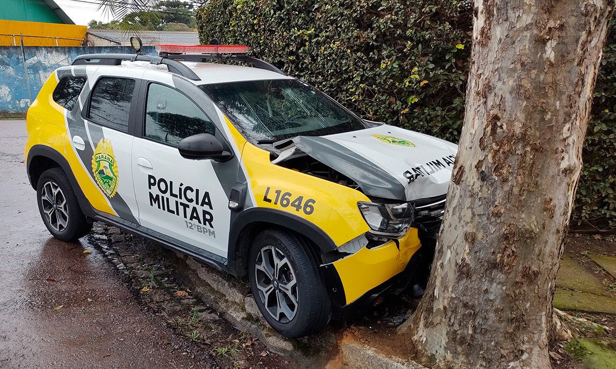 policiais-batem-viatura-pm-arvore-seminario-1