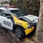 policiais-batem-viatura-pm-arvore-seminario-1