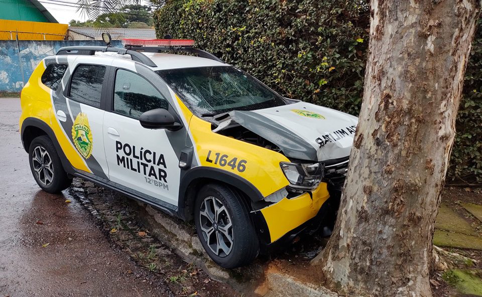 policiais-batem-viatura-pm-arvore-seminario-1