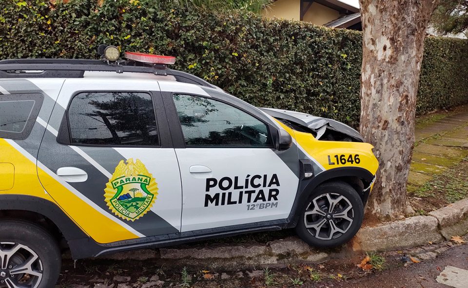 policiais-batem-viatura-pm-arvore-seminario-2