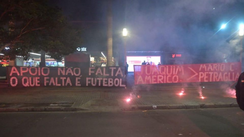 torcida-do-athletico-protesta-com-faixas-sinalizadores-e-fogos (1)