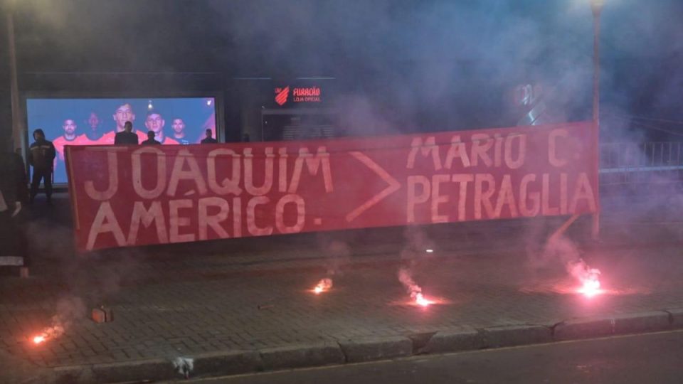 torcida-do-athletico-protesta-com-faixas-sinalizadores-e-fogos (3)