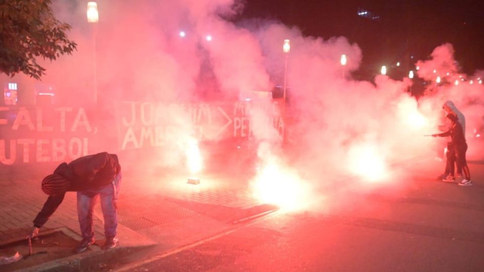 torcida-do-athletico-protesta-com-faixas-sinalizadores-e-fogos (4)