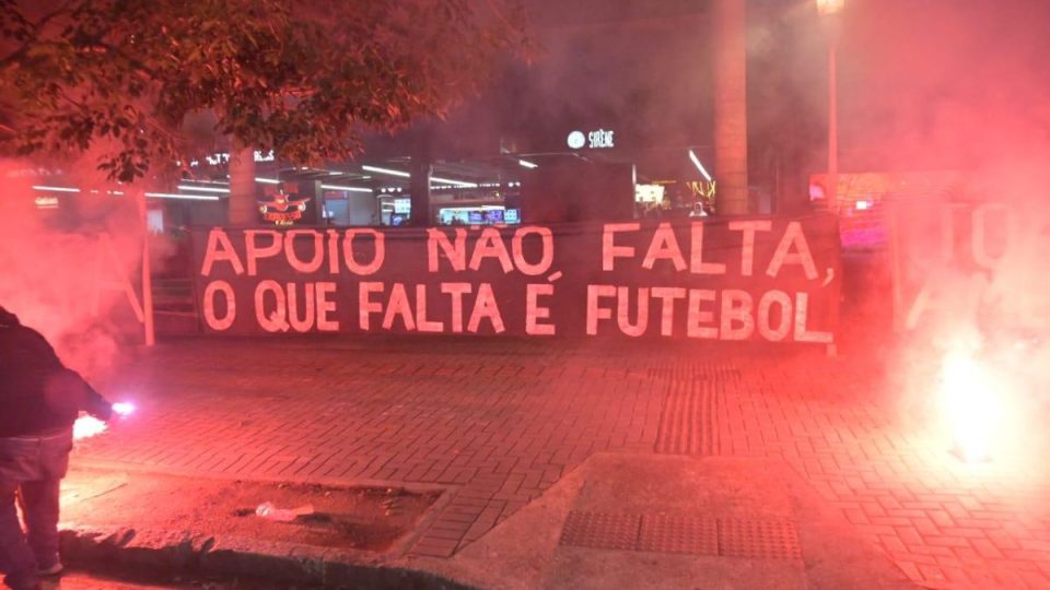 torcida-do-athletico-protesta-com-faixas-sinalizadores-e-fogos (5)