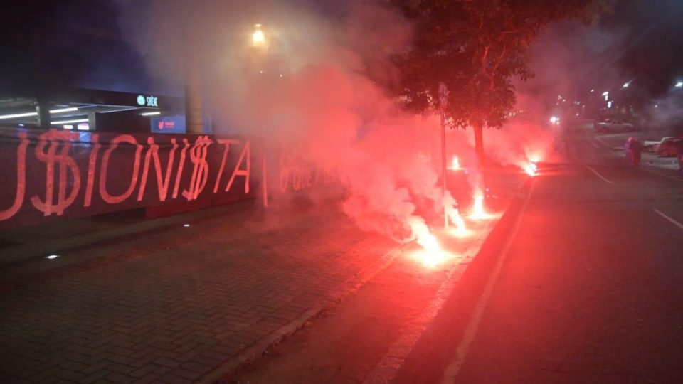 torcida-do-athletico-protesta-com-faixas-sinalizadores-e-fogos (6)