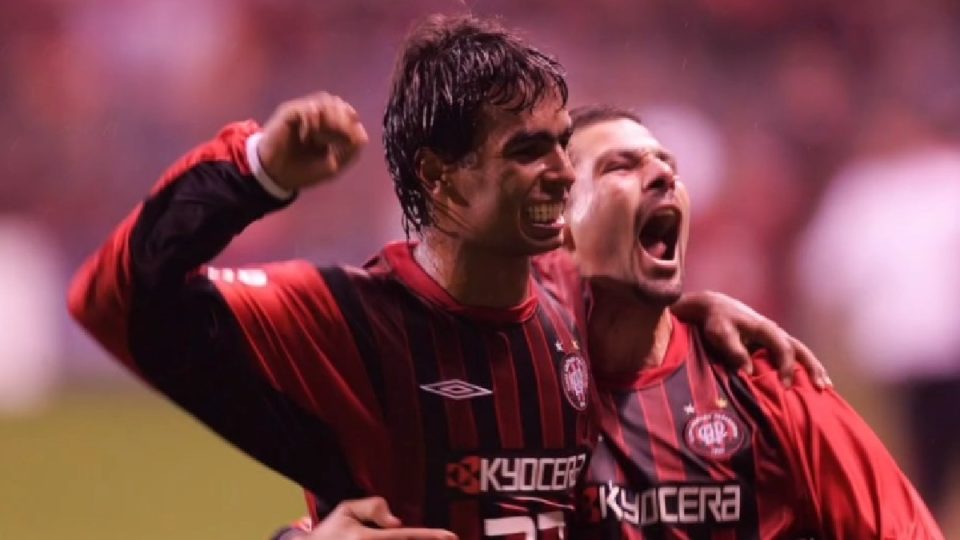 Fabricio comemora gol do Athletico na Libertadores de 2005 com Cocito