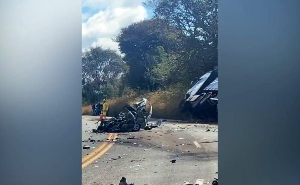 O-veiculo-Fiat-Palio-ficou-totalmente-destruido