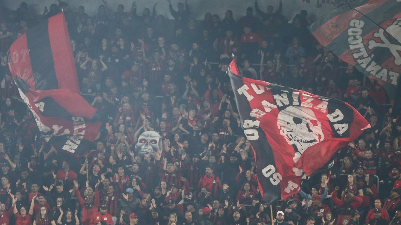 Os Fanáticos, torcida organizada do Athletico