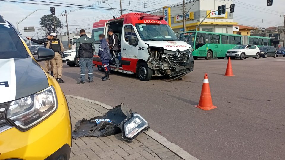 Ambulância do Samu que seguia para atender caso de AVC se envolve em colisão com caminhonete no Pinheirinho