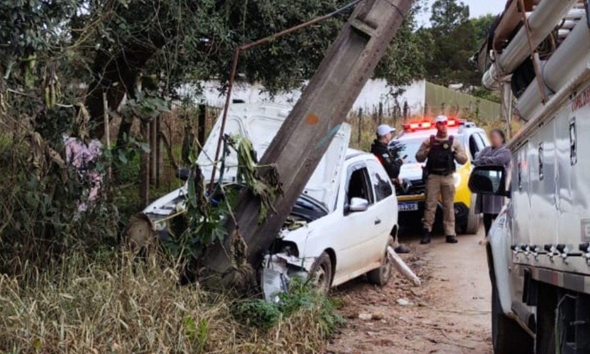 acidente-carro-bate-poste-caximba-1