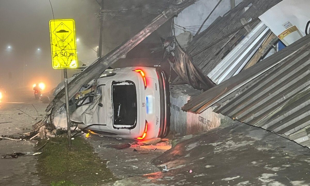 acidente-carro-poste-almirante-tamandare