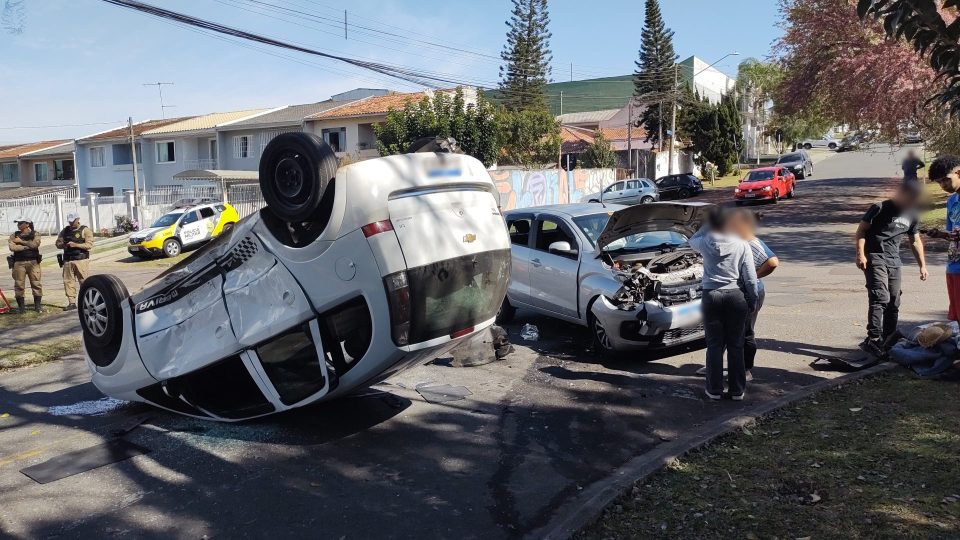 acidente-carros-capotamento-bairro-alto