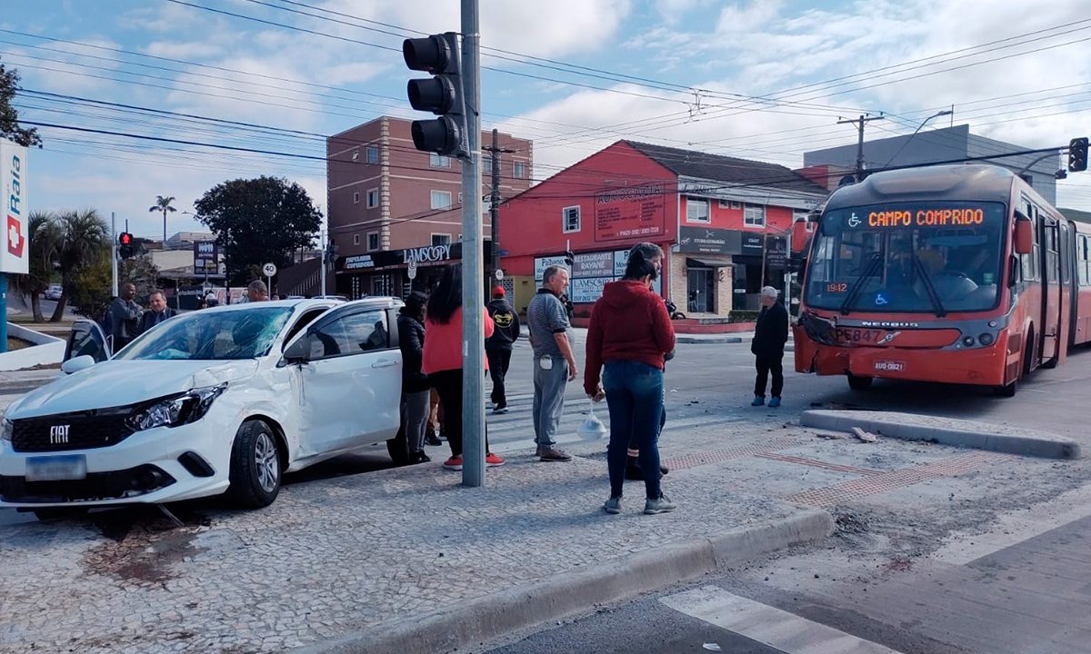acidente-fiat-argo-biarticulado-cajuru-1