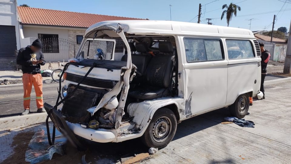 acidente-kombi-retroscavadeira-cajuru-2
