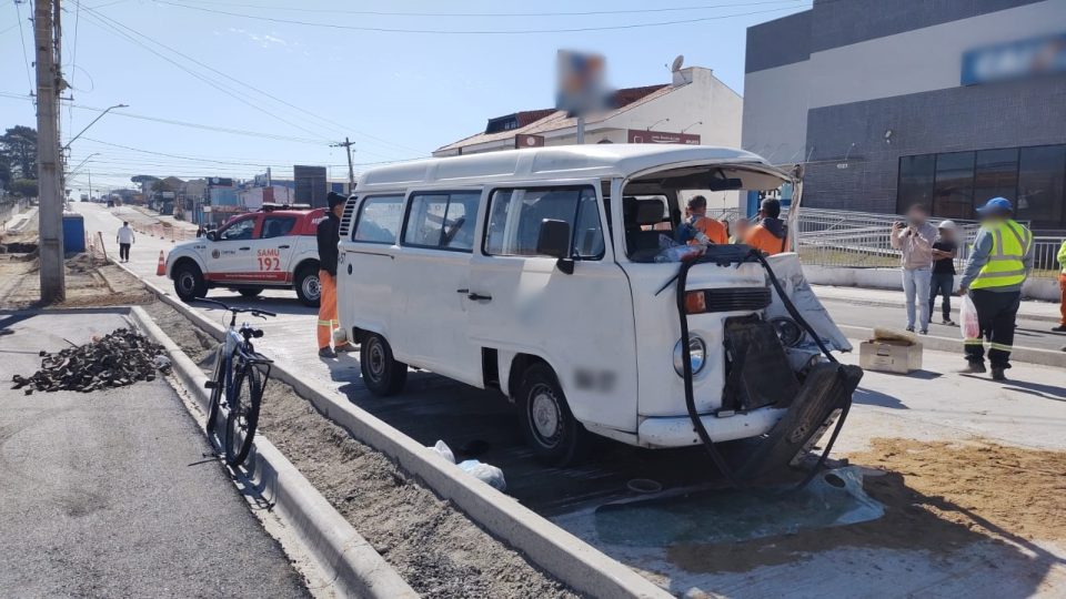 acidente-kombi-retroscavadeira-cajuru-3