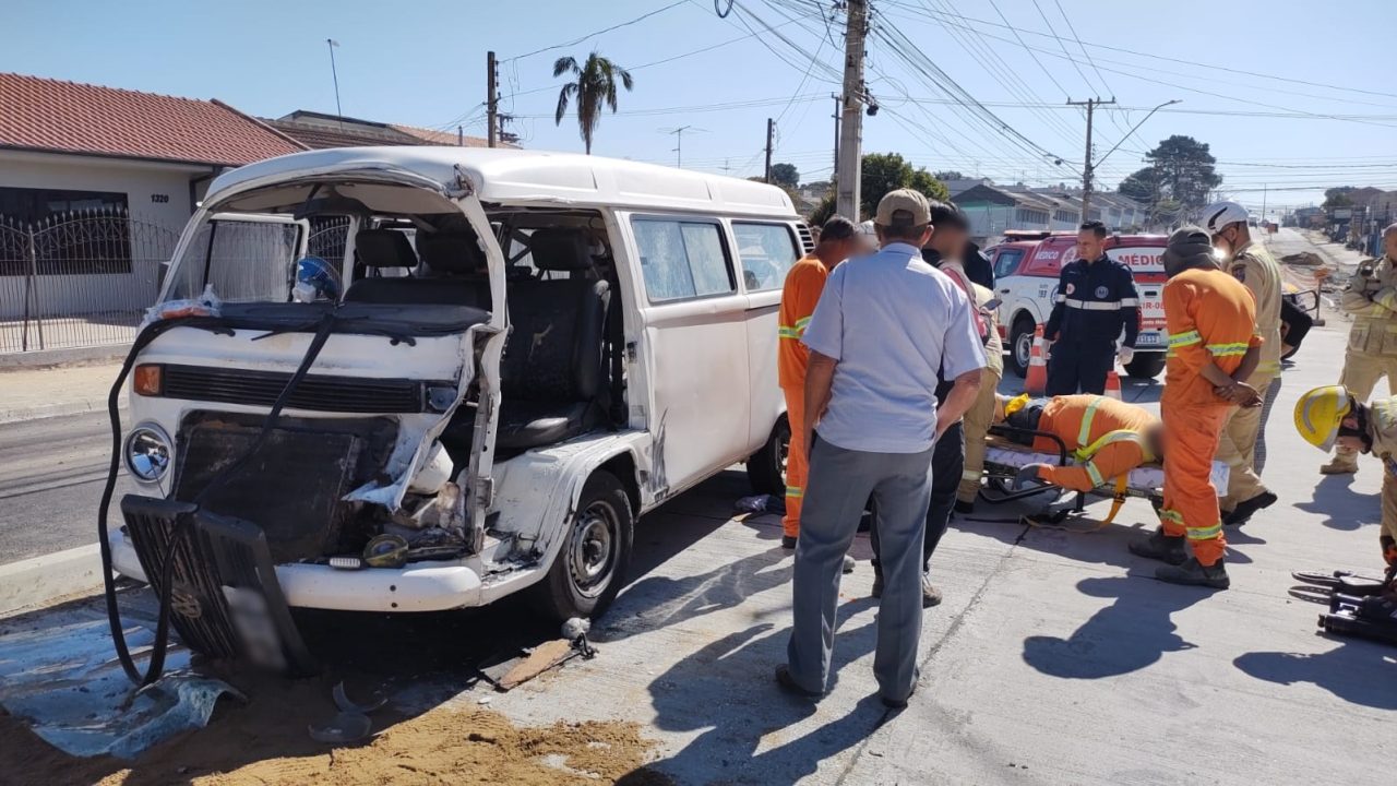 acidente-kombi-retroscavadeira-cajuru-5