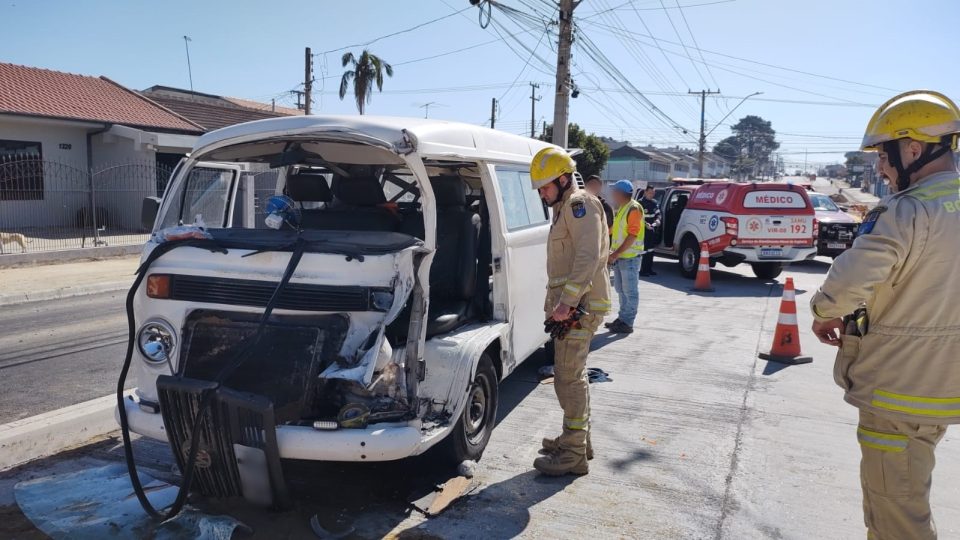 acidente-kombi-retroscavadeira-cajuru
