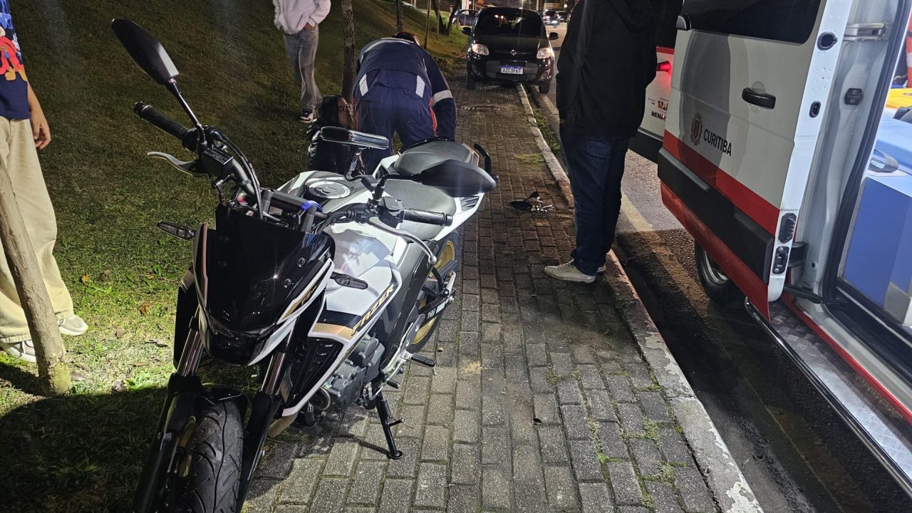 acidente-moto-carro-portao