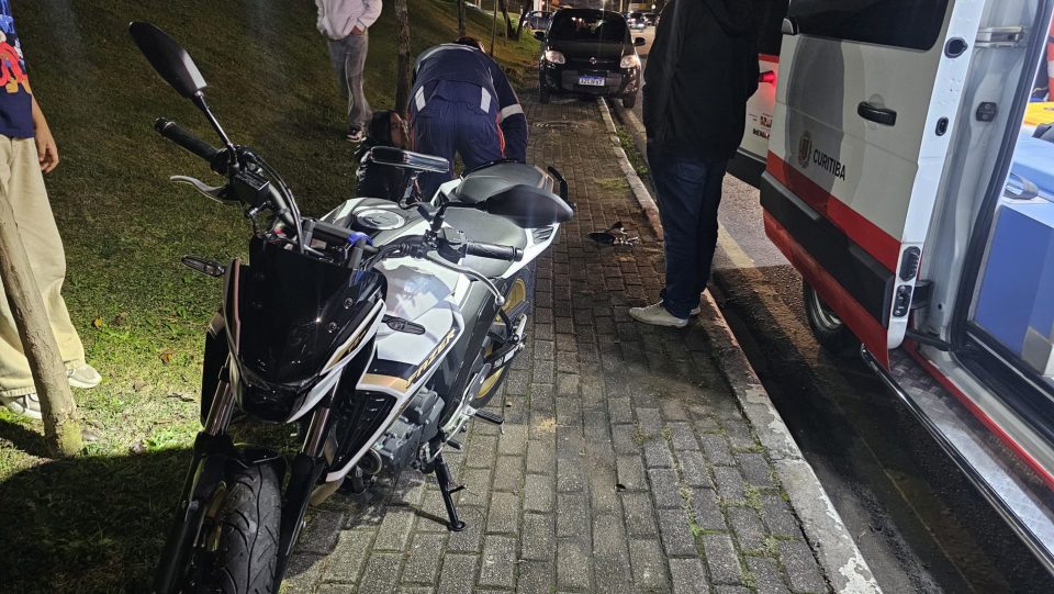 acidente-moto-carro-portao