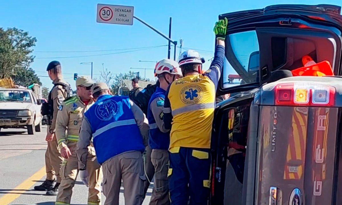 acidente-tomba-caminhonete-sao-jose-dos-pinhais