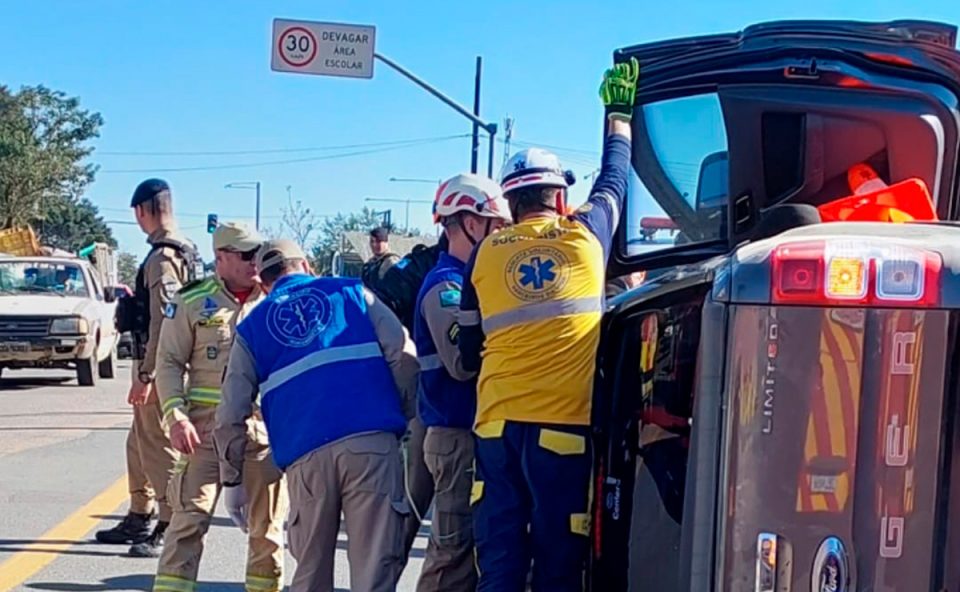 acidente-tomba-caminhonete-sao-jose-dos-pinhais