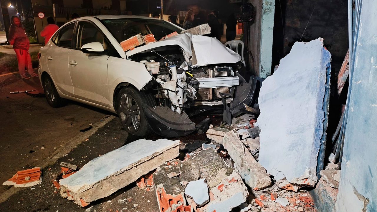 bate-carro-contra-muro-casa-uberaba-1