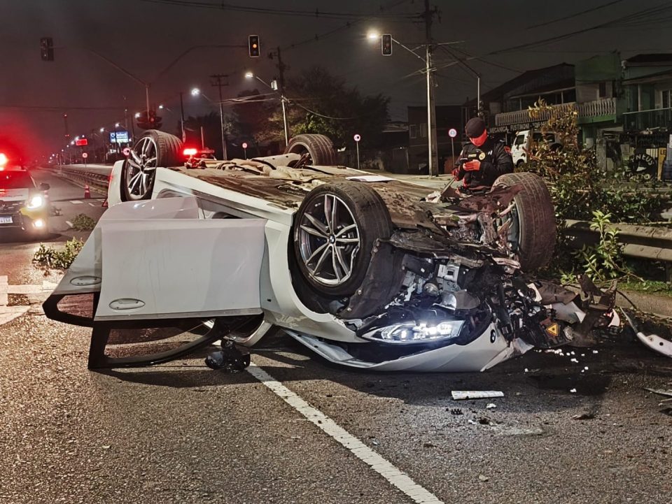 Motorista capota BMW, derruba poste e abandona o veículo no Prado Velho; homem estaria armado