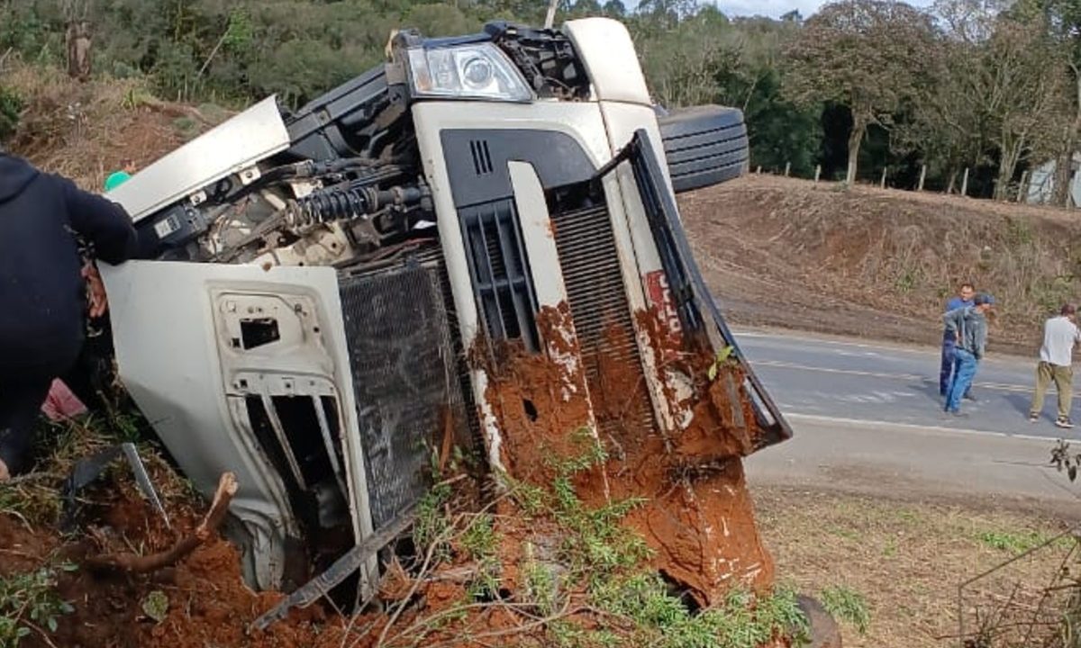 caminhao-tomba-BR-476-parana