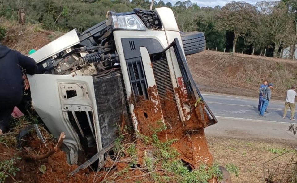 caminhao-tomba-BR-476-parana