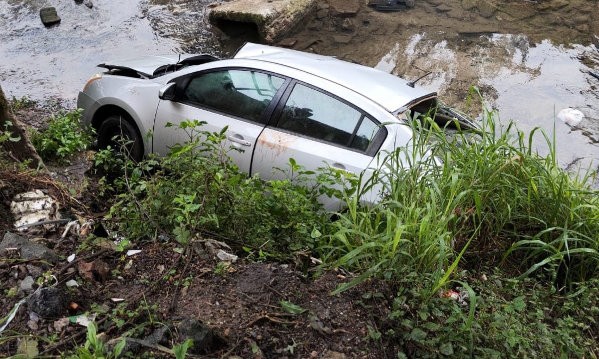 carro-cai-valeta-curitiba-1