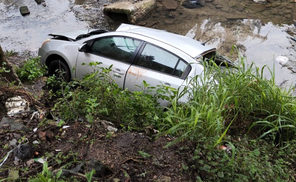 carro-cai-valeta-curitiba-1