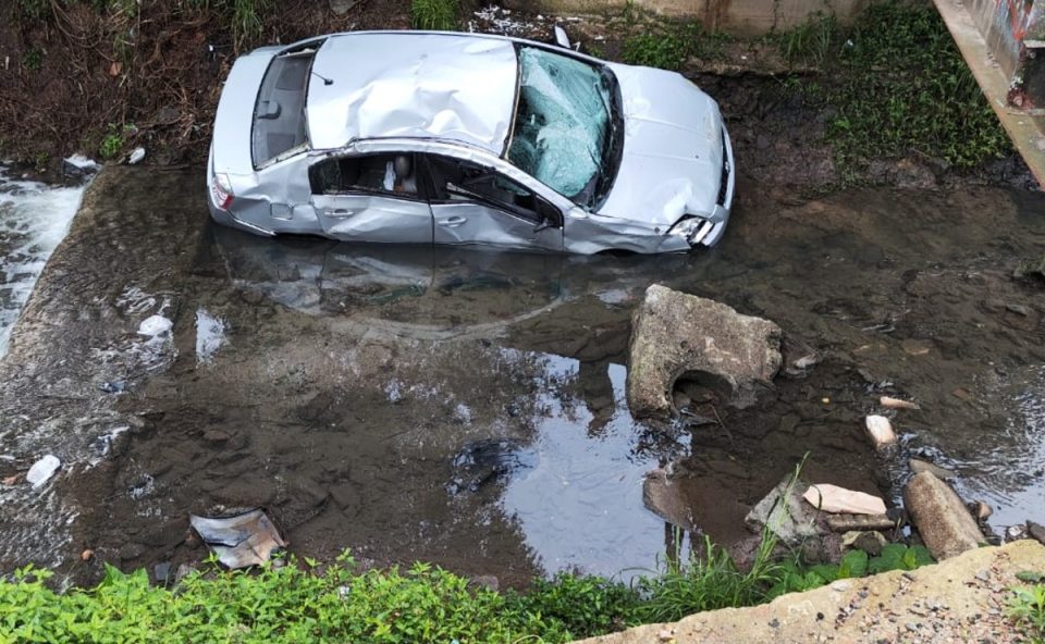 carro-cai-valeta-curitiba-2