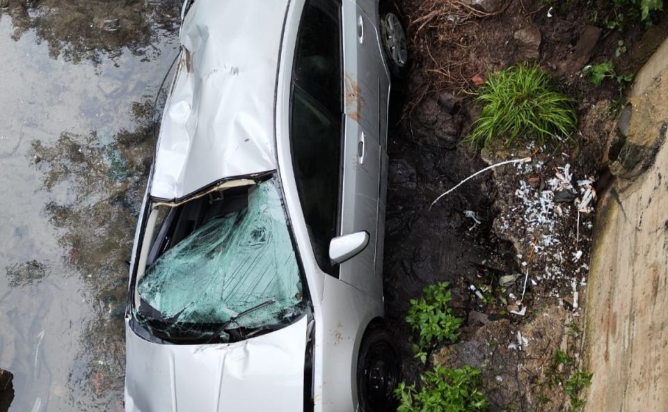 carro-cai-valeta-curitiba