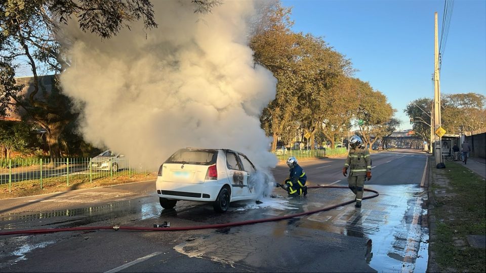 carro-destruido-incendio-curitiba-2