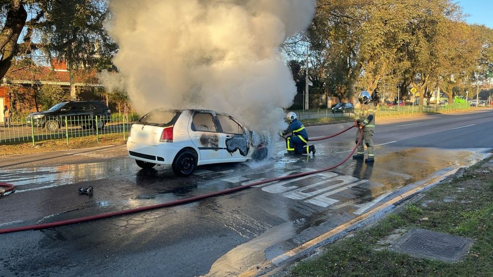 carro-destruido-incendio-curitiba-3