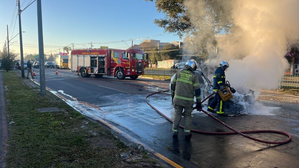 carro-destruido-incendio-curitiba-4