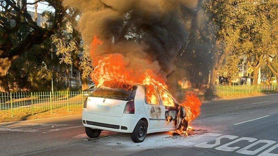 carro-destruido-incendio-curitiba