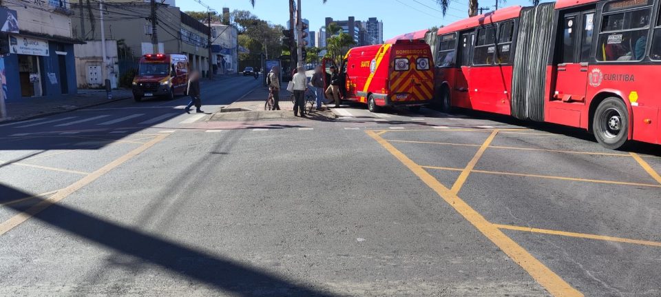 ciclista-insconciente-atingida-onibus-ligeirinho-curitiba-3
