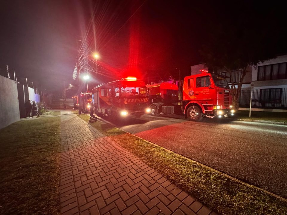 incendio-destroi-empresa-eventos-uberaba-2