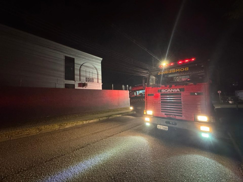 incendio-destroi-empresa-eventos-uberaba-3