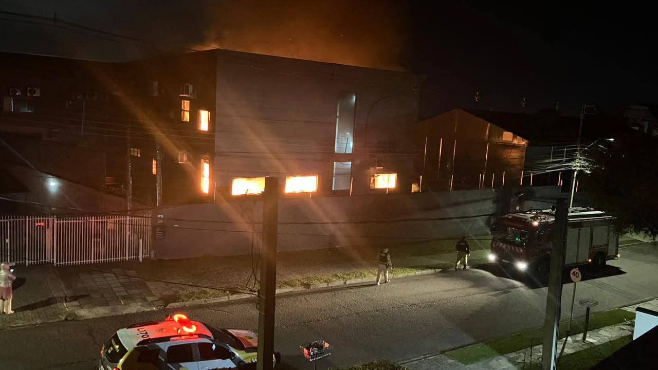 incendio-destroi-empresa-eventos-uberaba-4