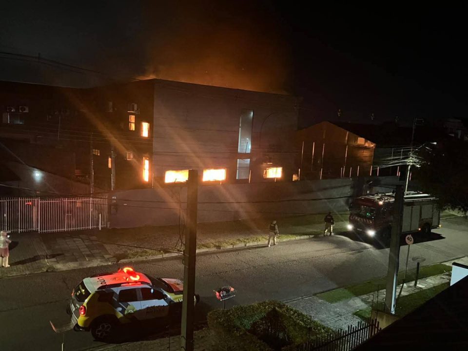 incendio-destroi-empresa-eventos-uberaba-4